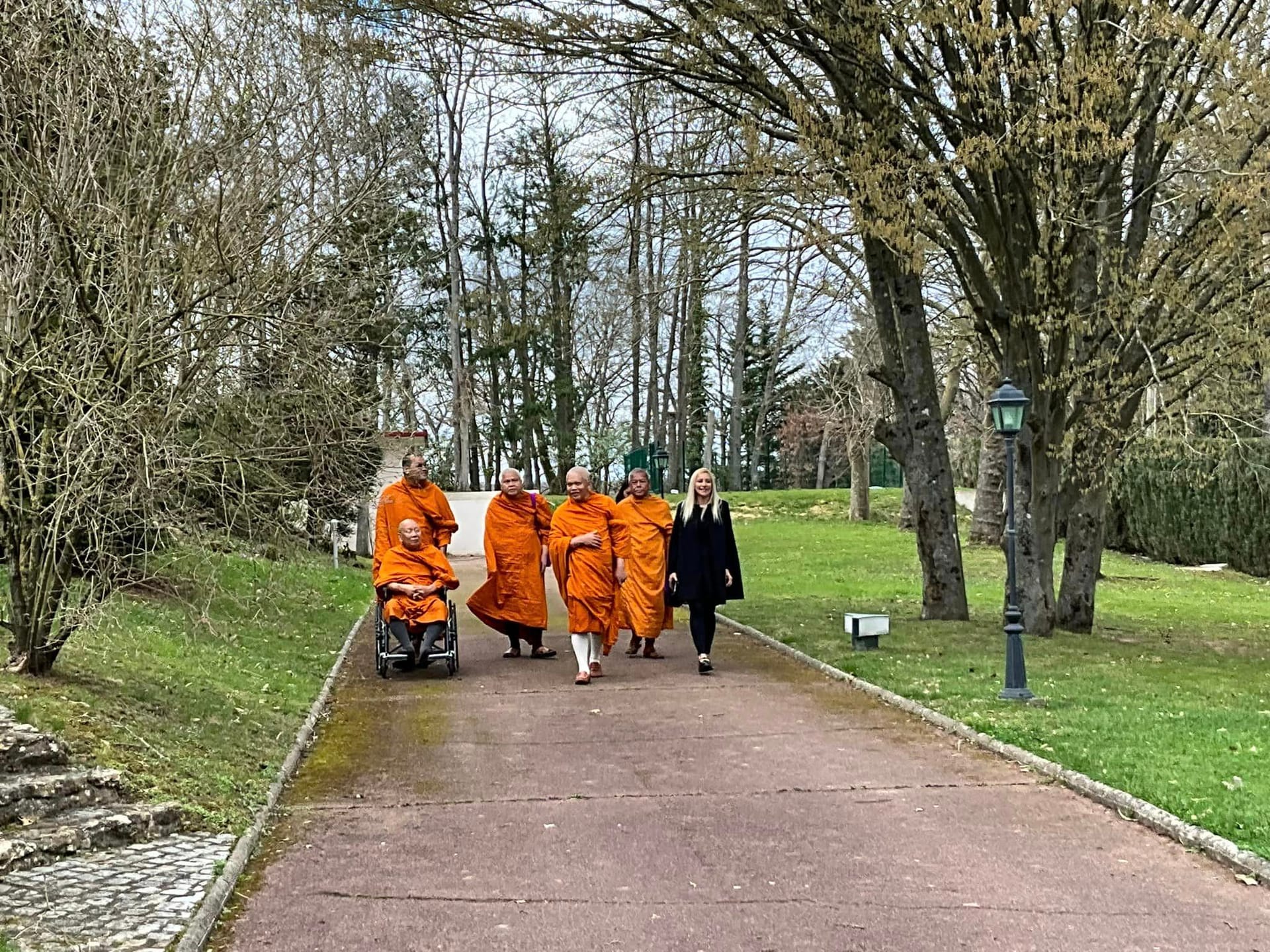 คณะสหภาพพระธรรมทูตไทยในทวีปยุโรป ถวายสักการะ สมเด็จพระมหาธีราจารย์ ในโอกาสเดินทางมาปฏิบัติศาสนกิจ ณ สาธารณรัฐฝรั่งเศส 